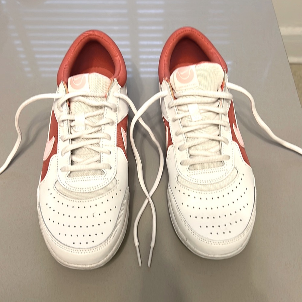 Women tennis sneaker like new